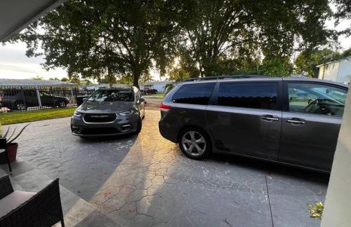 Luxurious Westchester Home Near Miami Clinics - Photo 4