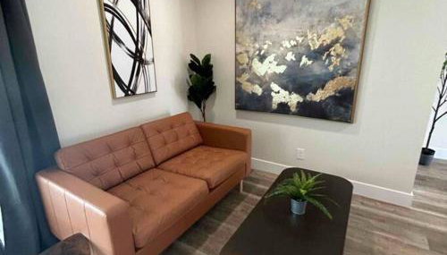 Home in the City: 4BR Fresno Retreat w POOL - Foto 4