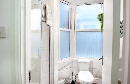 Perfect Booking 4 Bed Home in Leytonstone - Foto 25