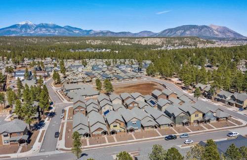 Flagstaff 3BR Cozy Retreat w Fireplace & BBQ - Foto 29