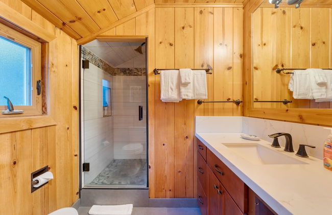 Lakefront Haven by Avantstay Minutes to Ski Resorts Private Dock Boat - Photo 22