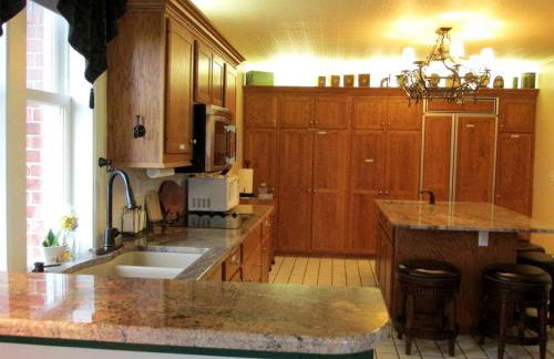 Amazing Villa Rental near Lake Michigan for Family or Group Glamping Vacations in Sheboygan, Wisconsin - Photo 17