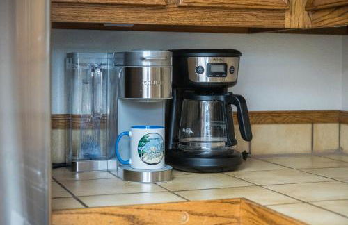 Forest Home with Deck, EV Station, King Beds - Foto 25