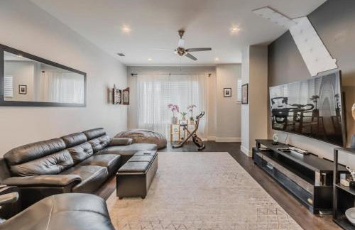 Stunning Townhome Near Uptown - Photo 9