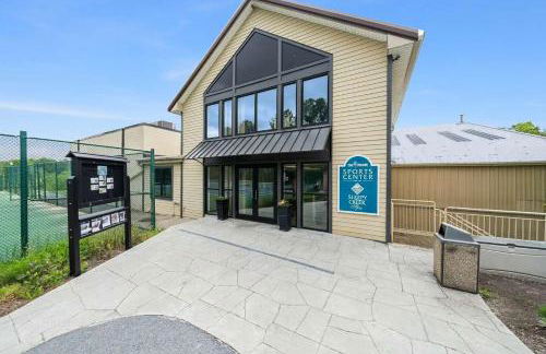 Modern Cabin w Hot Tub & Indoor Pool Gym Access! - Foto 39