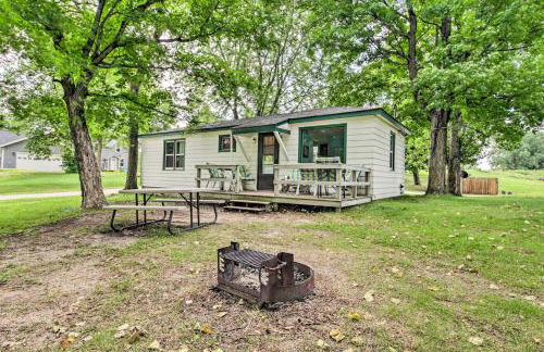 Lovely Lake Cabin Boat Rentals and On-Site Bar - Foto 2