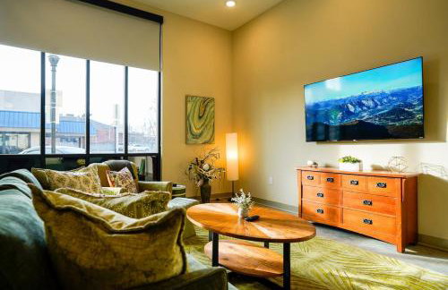 Peridot Suite - NEW 2bdrm 2bath Loft near Mass! - Photo 38