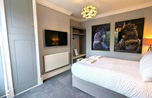 Lux 2 Bed Apartment, 2 Parking spaces, 1 minute to Metrolink - Photo 11