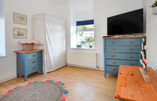 Beautiful cottage a stones throw from the beach. - Photo 11