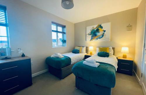 Spacious 4 Bedroom, 3 Bath House by Jesswood Properties Contractors, Business and Leisure with Free Parking and WIFI - Foto 25