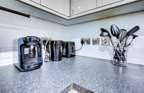 The Iver - 3BR - Spacious House - Free Parking - Photo 11