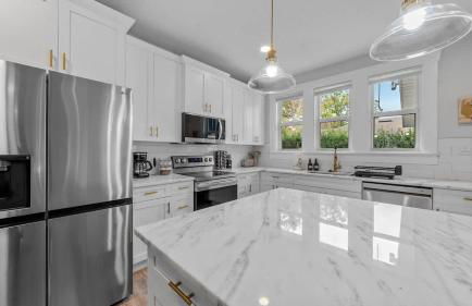 Mid-Century Modern Retreat by Coffee, Food + Shops - Foto 41