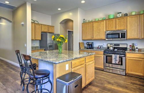 Pool Table, Yard and Grill Luxe Queen Creek Escape - Foto 12