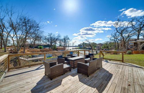 Lakeside Retreat Large Spacious Home with Game Room - Photo 3