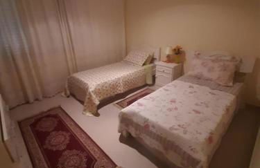 Encantador a 2 quadras da Enseada, com varanda e garagem - Foto 6