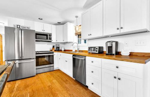 Thomas Trail - Game Room, Fire Pit, 1 min to Ski Mountain & Shared Beach! - Foto 3