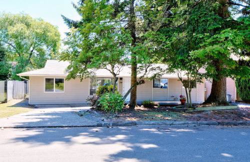 Beautiful Light-filled Farmhouse w swing & slide - Foto 6