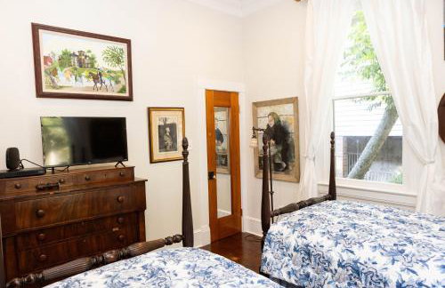 The Dollhouse - 3 Bed, 2 Bath, Walk to Downtown - Foto 9