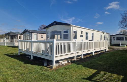 AMC Flamingo Land Caravan, Motorhome & Campervan Hire - Foto 13