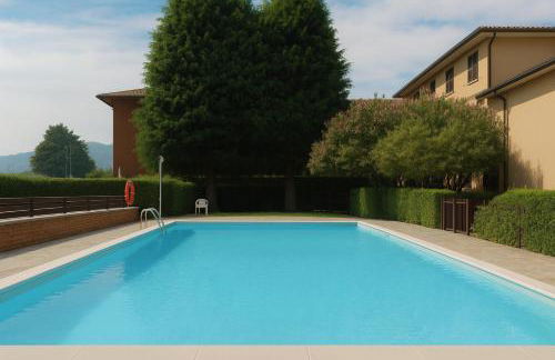 PARATICO - Lakefront Apartment with Pool Access & Free Parking - Foto 10