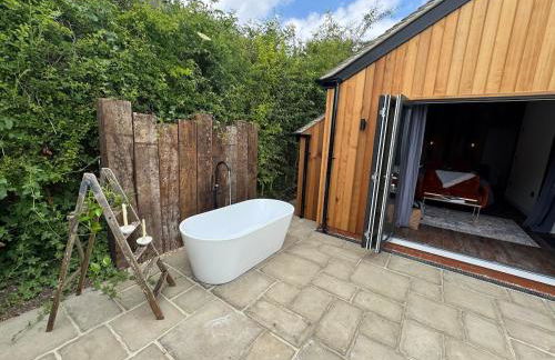 Luxury Spa Cabin with Outdoor Bath, Sauna & Fireplace - Foto 44