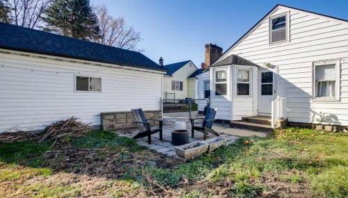 Updated and Charming! Waterloo Home with Patio - Foto 4