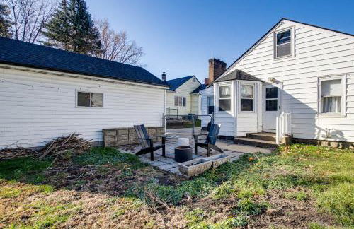 Updated and Charming! Waterloo Home with Patio - Foto 4