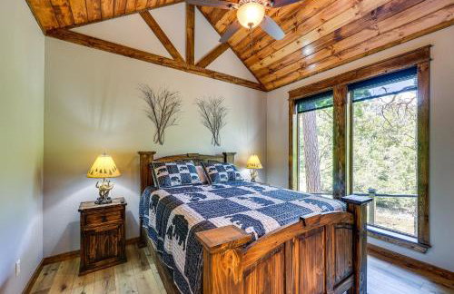 Big Cedar Vacation Rental with Deck and Hot Tub! - Foto 13