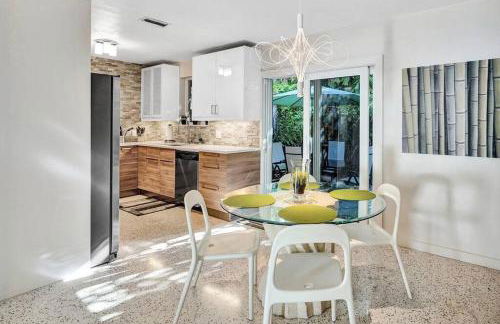 Heated pool, parking, 5 min walk to food and fun! - Foto 13