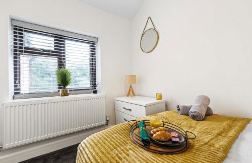 Walsall - 4 Bedroom House, Wi-Fi, Garden , Sleeps 8 - JRR Stays - Foto 9