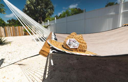 Golfers Paradise 4-hole PUTT-PUTT, Mega Chess with huge backyard, hammock - Photo 34