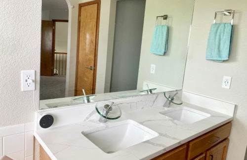 Artsy Home close to USAFA with Fireplace and Patio - Foto 20