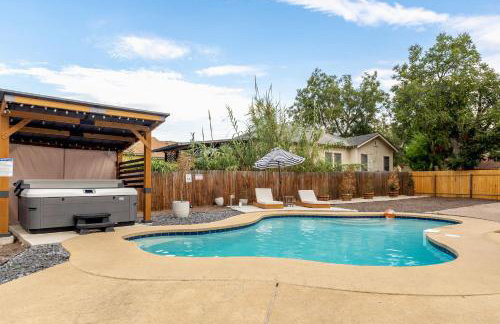 Spacious Retreat with Pool & Hot Tub - 10 Minutes to Downtown - Foto 40