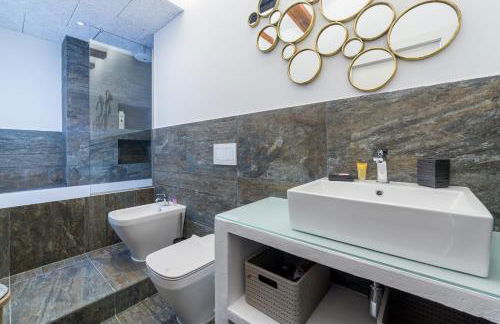 FLORIT FLATS - CATHEDRAL LUXURY TERRACE FLAT 2BR 2BA AC Wifi - Photo 17