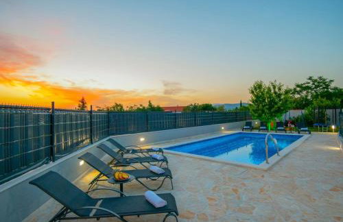 Holiday Home Villa Mile mit beheiztem Pool- Grill und Terrasse by Interhome - Foto 3