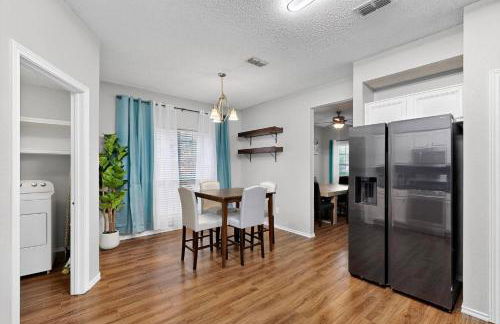 Newly updated 5BR/2.5BA w/pool sleep 16 ppl• - Photo 18