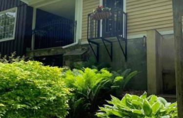 Luxurious Riverfront Cottage with a Hot Tub and a Fireplace near the Twin Lakes, Connecticut - Foto 65