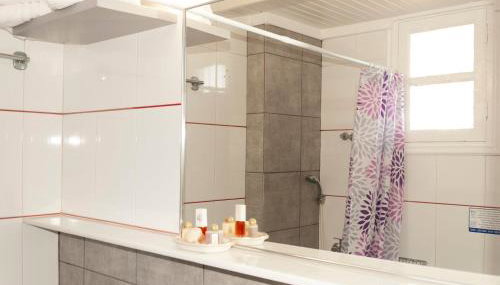 Alpha Studios - Photo 5, Shower