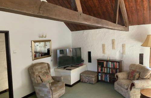 Cider Cottage - 3 Bedroom - Onsite Parking - Photo 8
