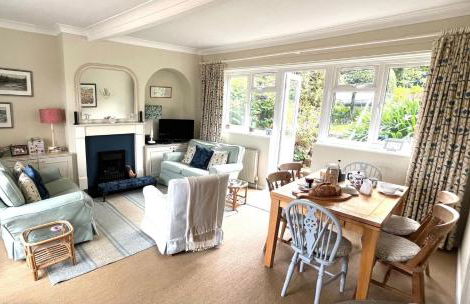 Seaview House, lovely ground floor flat with garden, minutes walk to beach - Photo 8