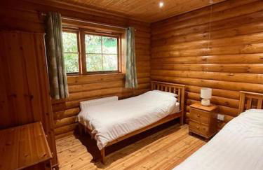 Solid Log Cabin With Private Hot Tub - Oak - Foto 2