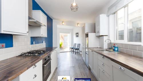 Comfy 3bed House By StirkMartin Stays Short Lets & Serviced Accommodation Cardiff With Free Parking & 8mins to City Centre - Foto 3, stove, dishwasher