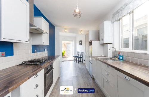 Comfy 3bed House By StirkMartin Stays Short Lets & Serviced Accommodation Cardiff With Free Parking & 8mins to City Centre - Foto 3