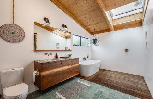 Modern indoor-outdoor living wHot Tub Walk to Beaches & Mountain Trails - Foto 30