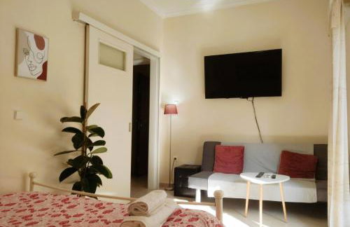 Next to Metro! Bright Apartment with Fully Equipped Kitchen - Foto 2