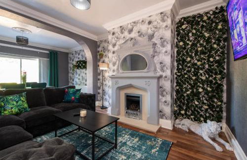 Large House for Groups with Huge Driveway - FREE PARKING - Photo 23