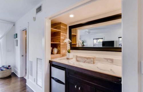 The Periwinkle House - Bask Poolside at this Sunlit West Palm Retreat - Foto 22