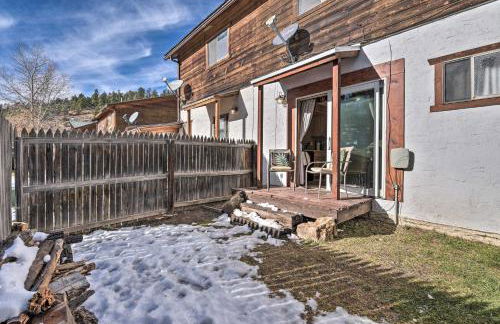 Downtown Red River Retreat with Mtn Views and Yard - Foto 21