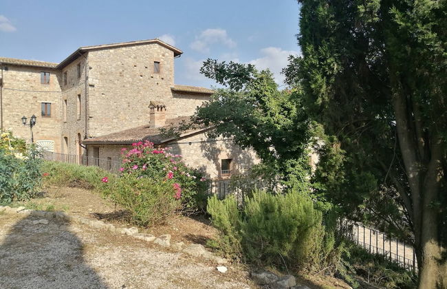 Portion of a Farmhouse With 30 Beds - 4 Apartments and 2 Rooms - Foto 56