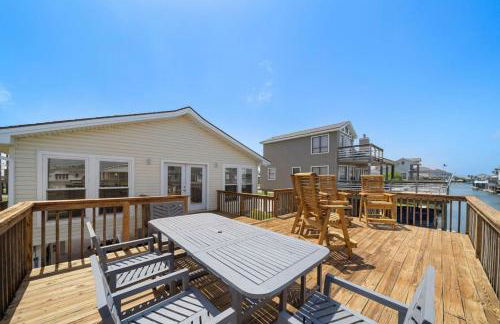 Stylish Home with game room, deck, and canal access - Foto 33